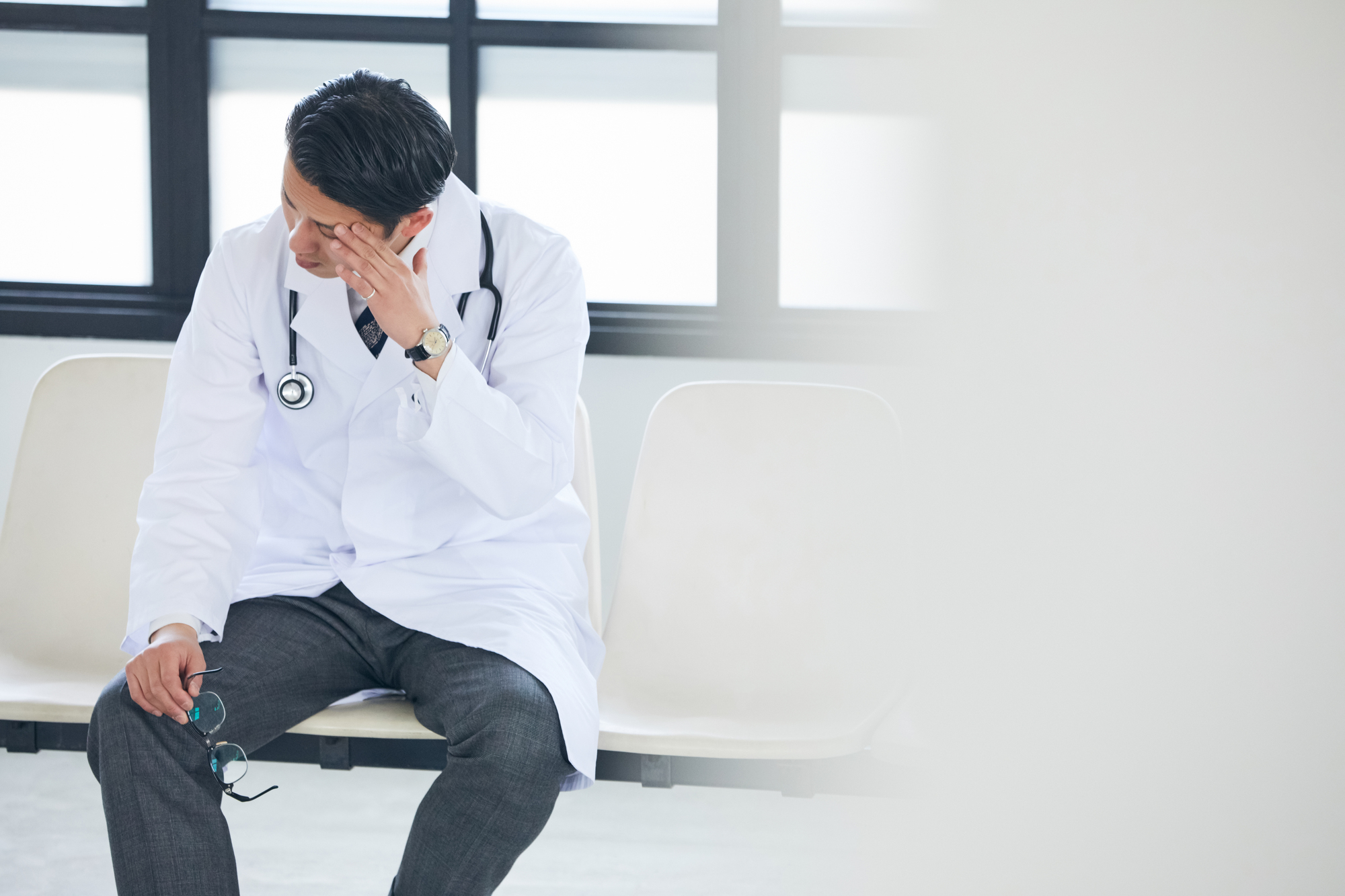 医師の仕事はストレスが多い?原因やメンタルヘルスを保つ方法を解説