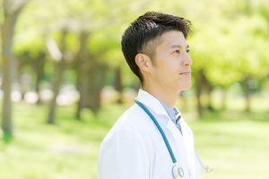 医師の年収はいくら？リアルな給与事情を徹底解説！～年齢・専門科別の平均から年収を上げる方法まで～