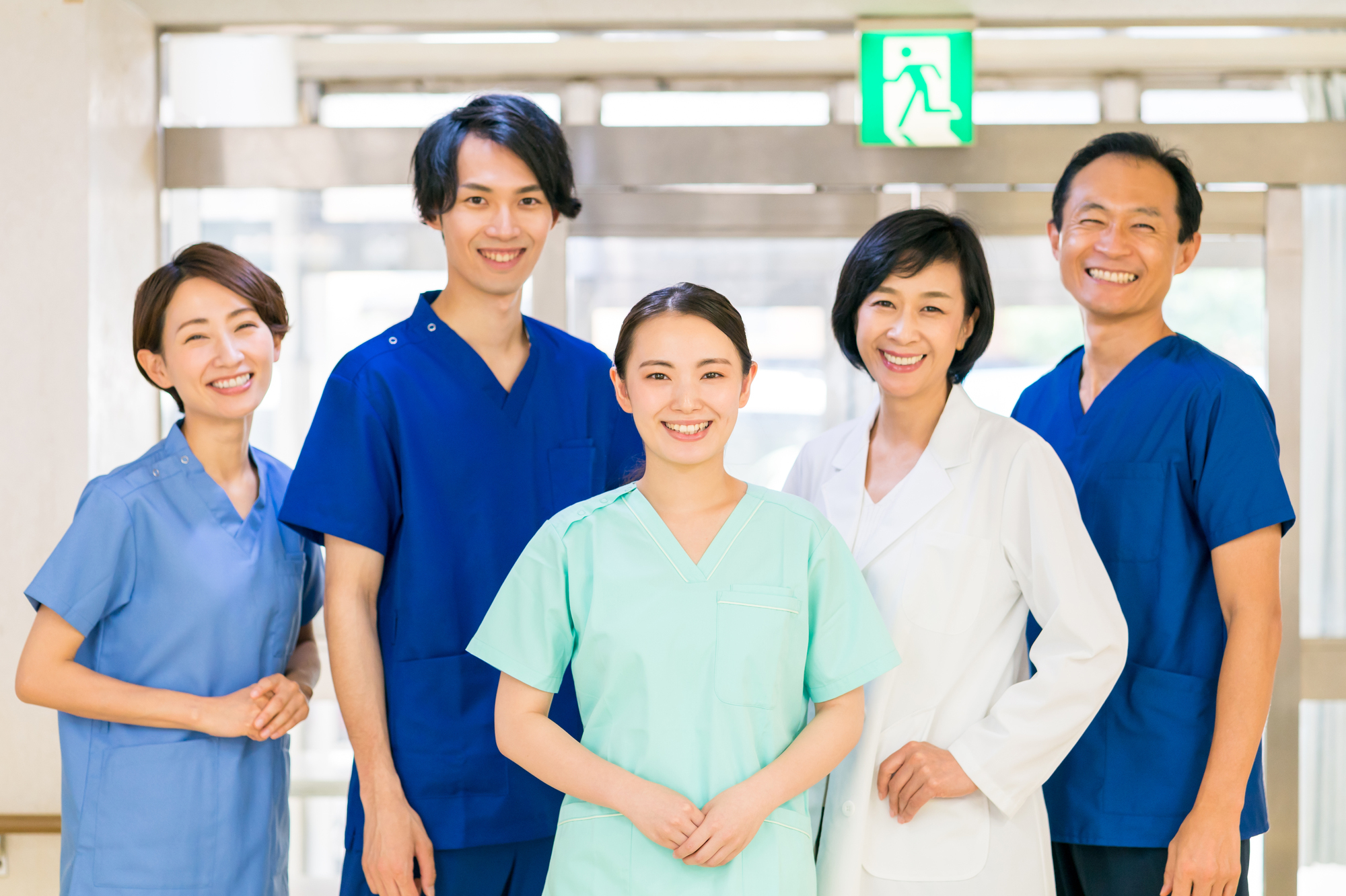 【医師の年収】年齢・診療科・働き方別の平均年収を徹底解説｜年収アップの方法も紹介