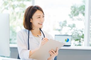 【看護師から医師へ転身】医師キャリアを飛躍させる転職・アルバイト戦略と知っておくべき「医師の未来像」