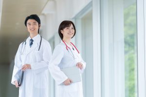 研修医・専攻医の初任給はいくら？給与の実態と賢いキャリア戦略