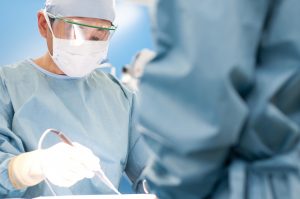 外科医の年収はなぜ高い？年収を左右する「6つの要因」と年収UPに向けたキャリア戦略