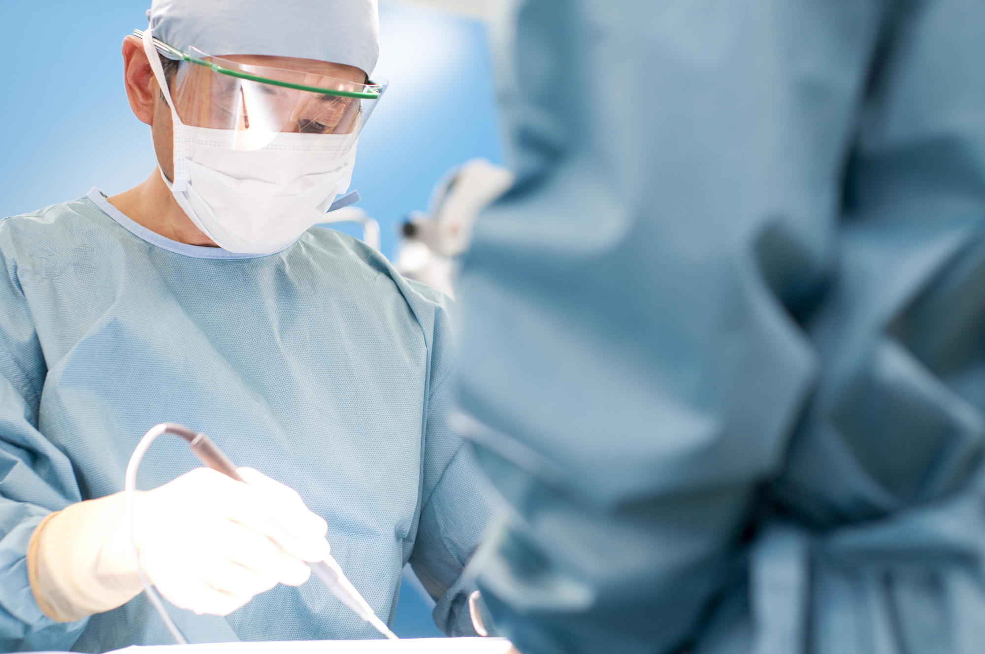 外科医の年収はなぜ高い？年収を左右する「6つの要因」と年収UPに向けたキャリア戦略