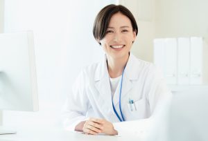 精神科医の年収は本当に高い？働き方・キャリアパス別の年収と高収入実現の秘訣