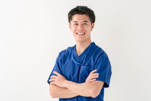 脳神経外科医の年収相場は？厚労省データから読み解く「納得できる報酬」の勝ち取り方