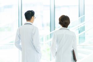 【令和8年最新】医師の働き方改革で現場はどう変わった?年収維持の秘訣と副業の「新ルール」も徹底解説