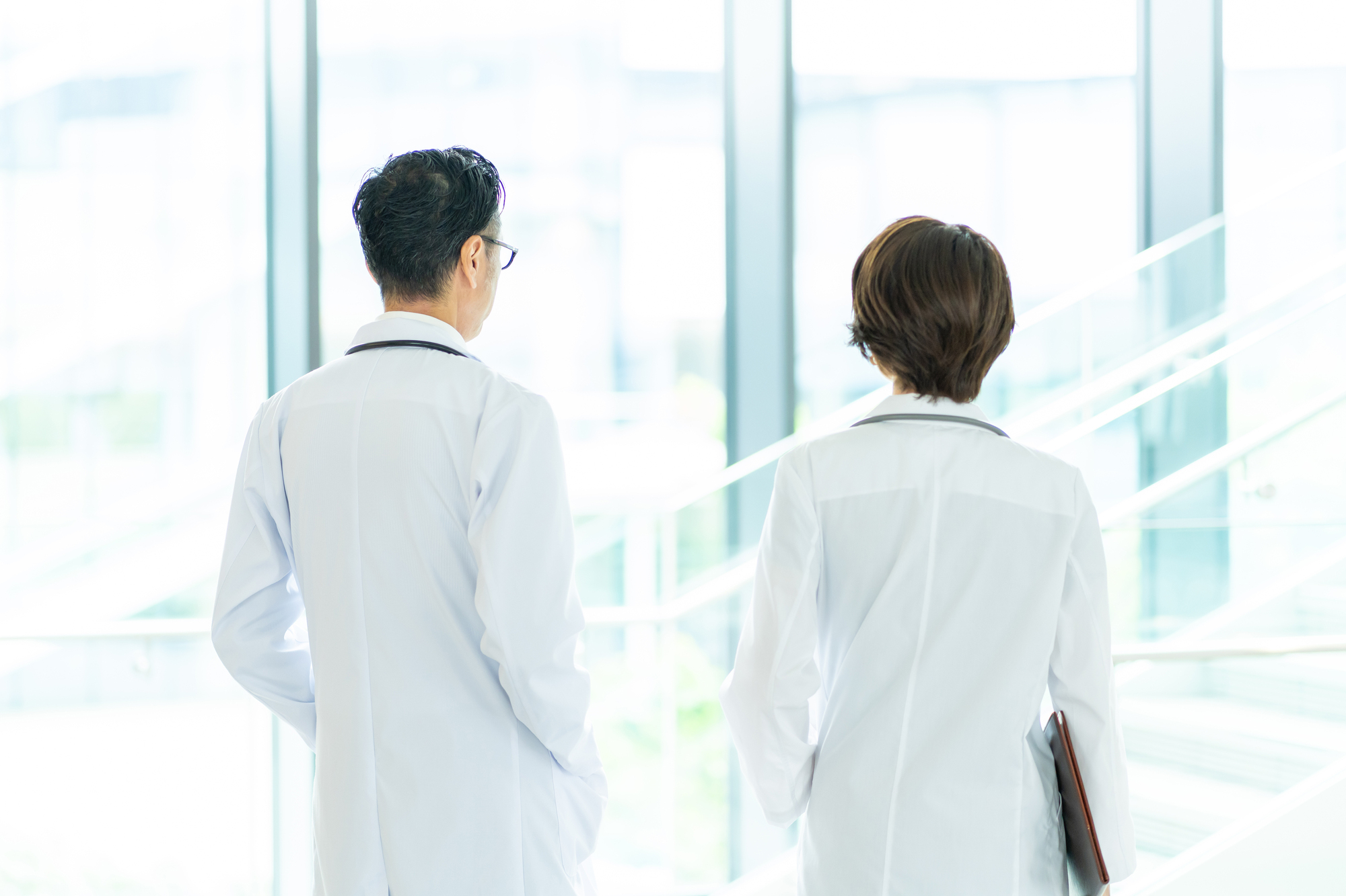 【令和8年最新】医師の働き方改革で現場はどう変わった？年収維持の秘訣と副業の「新ルール」も徹底解説
