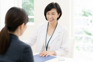 産業医の年収は高い？低い？専属・嘱託別の相場と高収入を得るための「戦略的」転身術