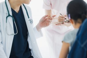 タスクシェアとは?医師の働き方改革を乗り切る具体策とキャリアへの影響を解説
